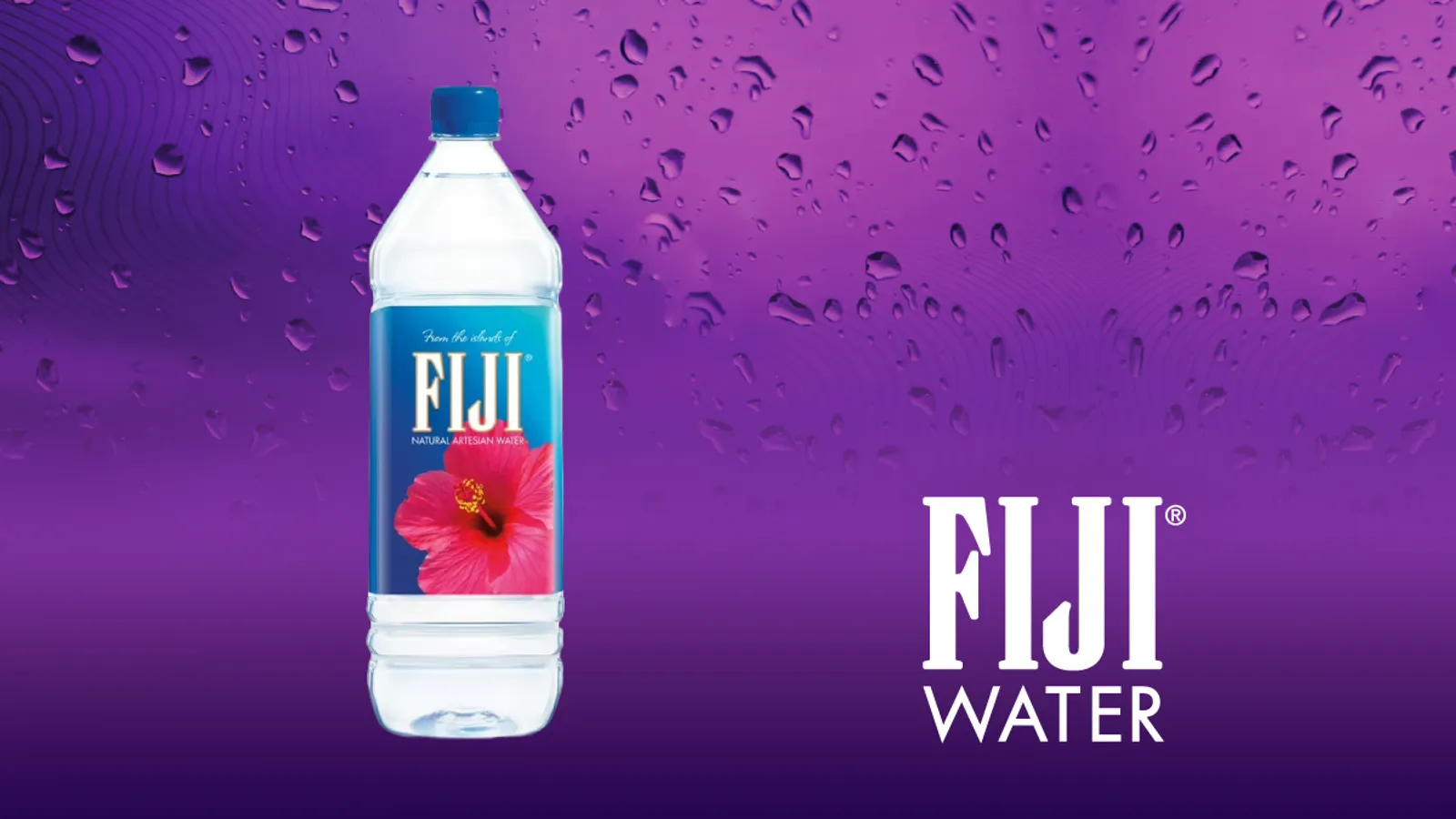 Botella de FIJI Water junto al logo de FIJI Water